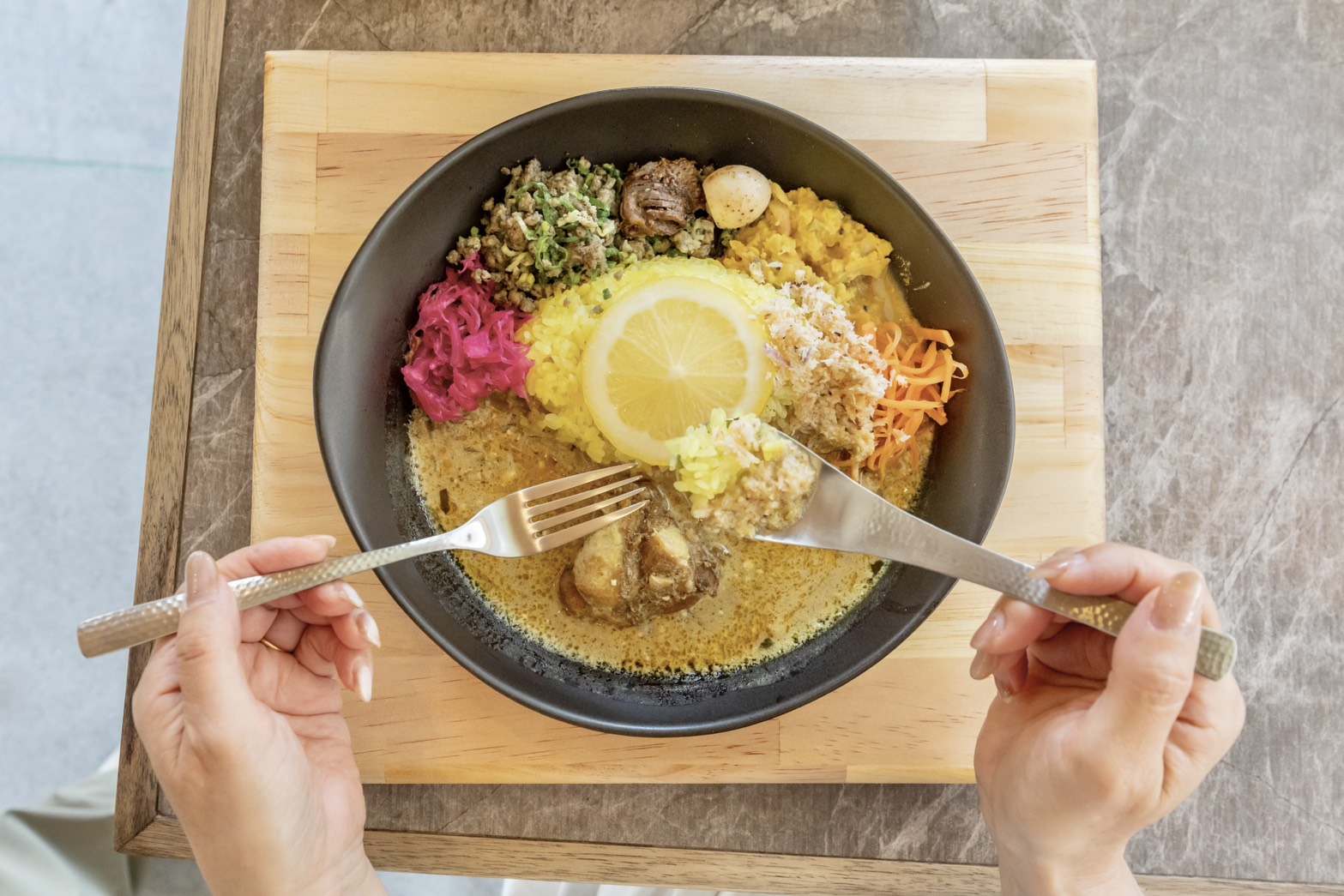 カレーを食べる様子